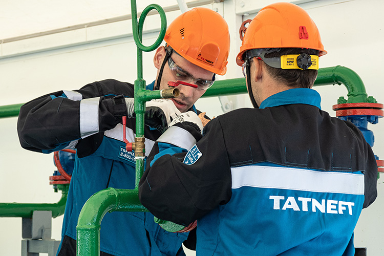 Наиболее высокие медианные заработные платы предлагались в вакансиях работодателей из тяжелого машиностроения &mdash; 177 тыс. рублей, нефтегазовой отрасли &mdash; 160 тыс. рублей, а также из отрасли «Промышленное оборудование, техника, станки и комплектующие» &mdash; 116,4 тыс. рублей