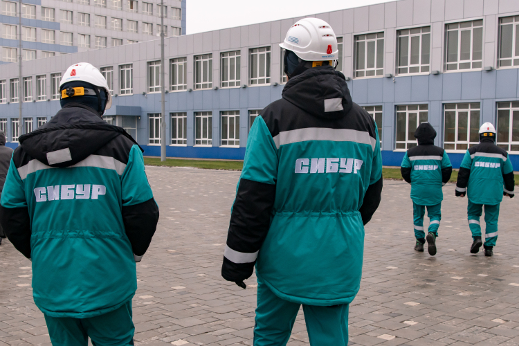В пресс-службе СИБУРа нам пояснили, что в конце 2025 года &mdash; начале 2026 года происходят изменения в численности персонала, который был задействован в крупных инвестиционных проектах