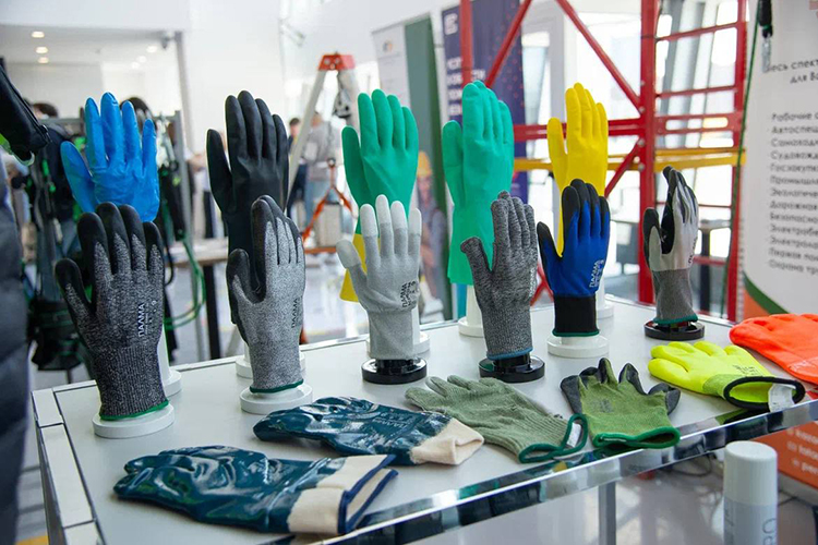 «Холл первого этажа &mdash; основная выставка, зоны переговоров, отдыха, точки общепита»