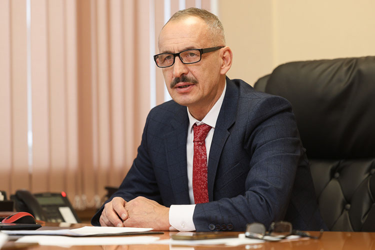 «Средний возраст наших сотрудников &mdash; 35 лет, эстафету у ветеранов подхватывают их дети и внуки, на предприятии уже сложились трудовые династии, суммарный стаж работы которых в энергетике превышает сто лет!»