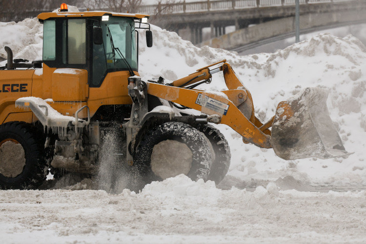 В первые дни после залповых снегопадов власти объявили план «Буран», во время которого количество уборочной спецтехники на улицах города доходило до рекордных 1,3 тыс. единиц