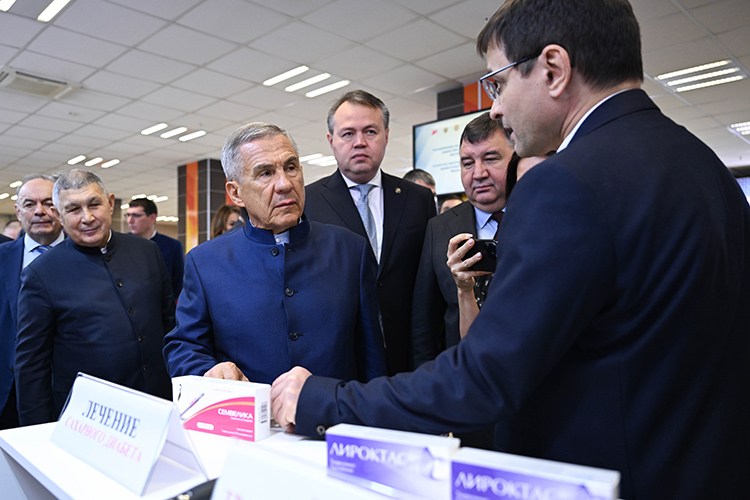 Рустам Минниханов – врачам Татарстана: «Надо повышать качество медуслуг – жалоб много!»