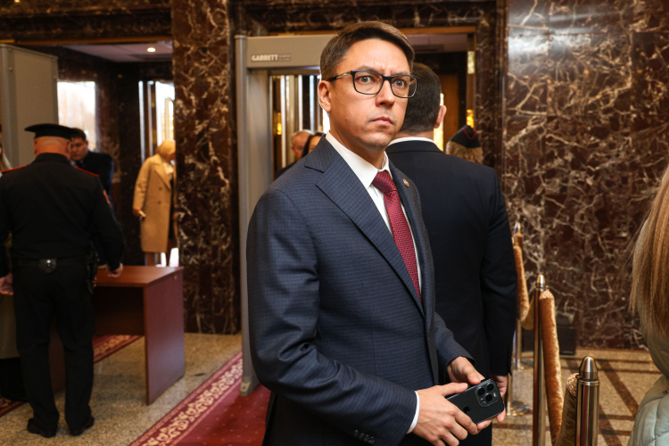 Ренат Шамсутдинов отметил, что администрация продолжает наращивать темпы дорожно-строительных работ. Только за 2025 год были отремонтированы улицы Сахалинская, Воровского, Октябрьская и Проспект Ямашева. Общая протяженность отремонтированных участков составила 4,5 км