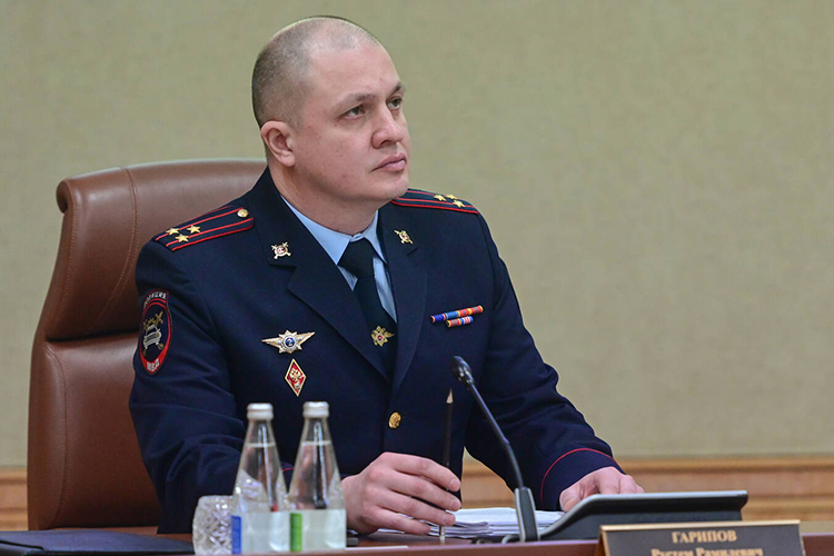 12 человек с начала года погибли на встречке &mdash; Гарипов, озвучив эти цифры, вывел на экран страшные кадры смертельных аварий: Нижнекамский район, Приволжский район Казани, Тукаевский, Агрызский, Высокогорский районы