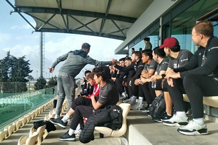 Александр Мартынович приветствует игроков «Рубина»