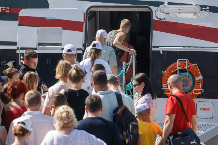 «Пассажиры в полной мере оценили достоинства „Метеора-2020“: билеты на эти суда раскупаются на месяц вперед, а вот на старых „Метеорах“ ездить не хотят» 