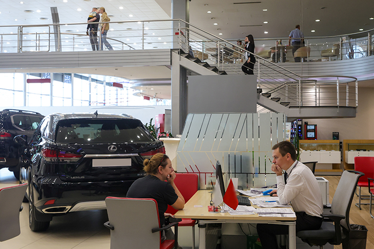 Второй год подряд самым урожайным месяцем в Татарстане оказывается октябрь. Это тренд искусственный, завязанный на даты корректировки утильсбора. Если в среднем по году в месяц продавалось почти 5,2 тыс. авто, то в октябре было поставлено на учет 8,2 тысячи