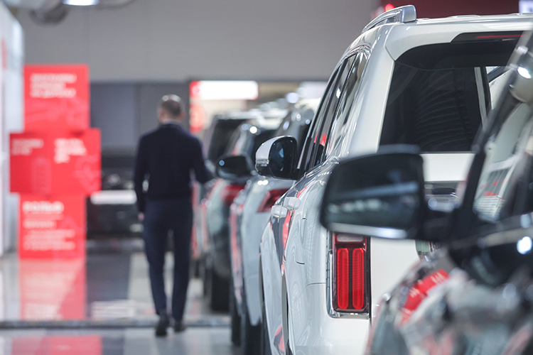 За весь прошлый год в нашей стране было реализовано 1,33 млн новых легковых машин, что на 15,6% меньше, чем в 2024-м. На снижение продаж повлияло несколько причин: повышения ставок утильсбора, отмена льготных тарифов, инфляция