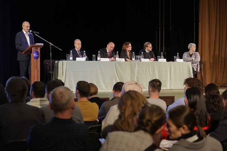 Началось мероприятие с того, что главреж театра им. Камала подвел итоги пятилетки союза