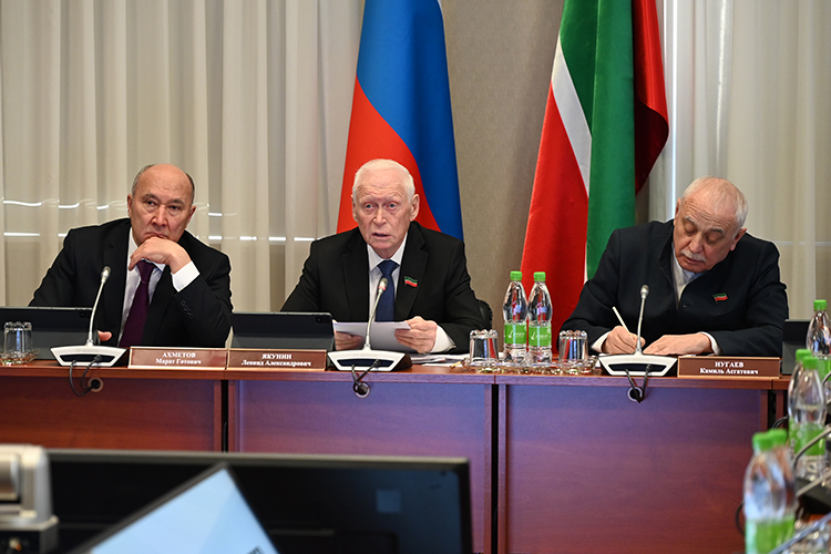 Есть над чем работать всем министерствам и ведомствам, резюмировал глава комитета Леонид Якунин (в центре)