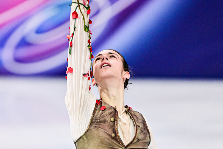 Петр минимально поменял хореографию и оставил тот же костюм