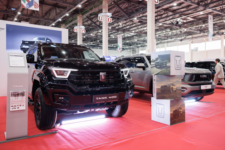 Причина падения продаж китайских «гелендвагенов» проста: если в 2024 году из-за курса валют разница в ценах между европейскими и китайскими марками была колоссальной, то сейчас, когда рубль укрепился, она стала более комфортной. И за цену Tank можно привезти тот же BMW