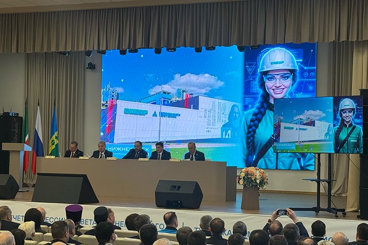 Сессия началась с презентации цифрового помощника Кама &mdash; темноволосая ИИ-девушка за 10 минут рассказала о том, каким город стал к 60-летию