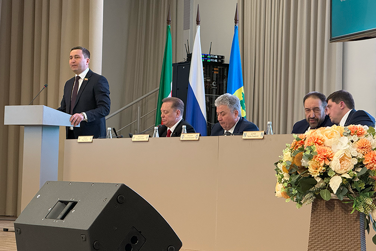 Марат Фаляхов обозначил все социальные инвестиции СИБУРа в Нижнекамск и напомнил про созданный в партнерстве с администрацией города мастер-план города, который, кстати, обещают презентовать в конце февраля