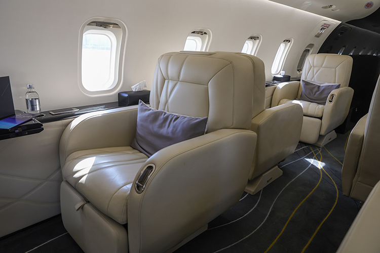 «Санкции сыграли роль своего рода налога на роскошь, вычистив отрасль от многого лишнего, а зависание за границей столь большого числа самолетов наглядно показало ориентацию части элиты»