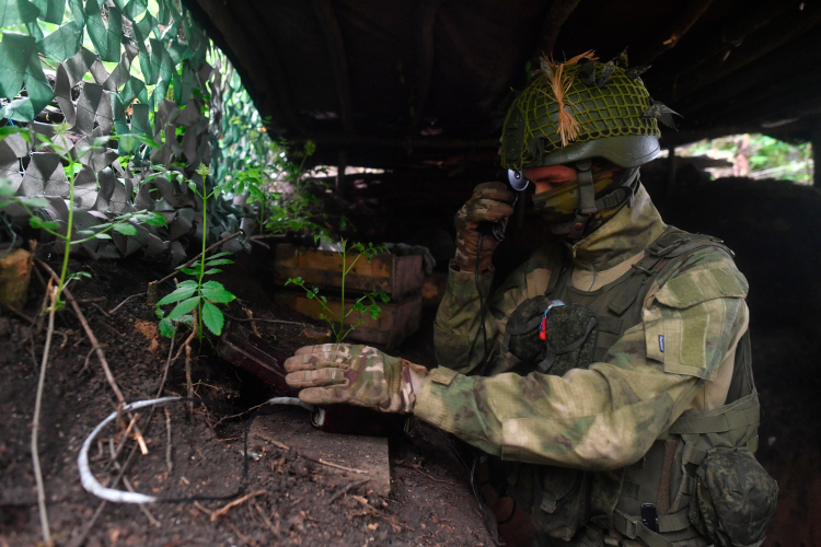 Бо́льшая часть общения и обмена данными, по словам наших собеседников из зоны СВО, действительно проходит через «Телеграм»
