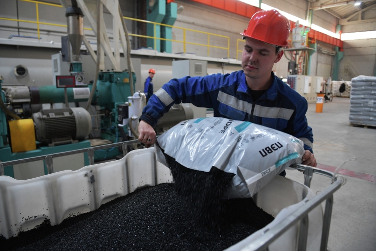 «Бывает, что делают трубы не из той марки полиэтилена, которая изначально заявлялась. Это тоже фальсификация, потому что продукция не будет соответствовать тем характеристикам, которых ждет заказчик»