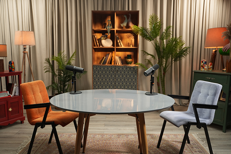 «Студию открыли в апреле 2022 года &mdash; одни из первых в Казани. Сначала записывали только звук, но быстро стало понятно, что в Казани рынок аудиоподкастов мертвый &mdash; на этом не заработаешь»