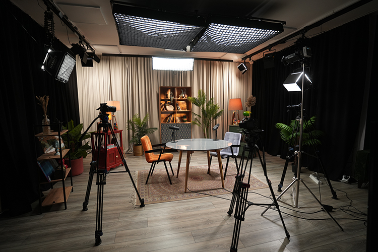 «Около 50 человек сотрудничают с нашей студией годами. Со многими дружим и обмениваемся подарками по праздникам»