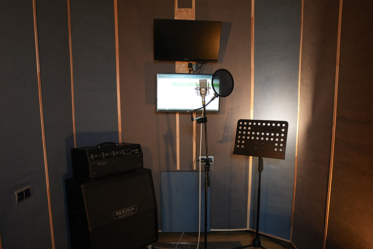 «Минимальная ставка для хороших дикторов начинается от 75–100 долларов за час работы, можно найти и намного дешевле, но результат будет непредсказуемый»