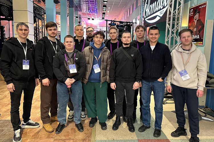 «В команду набирали знакомых ребят, у которых был интерес к технике, сами их обучали»