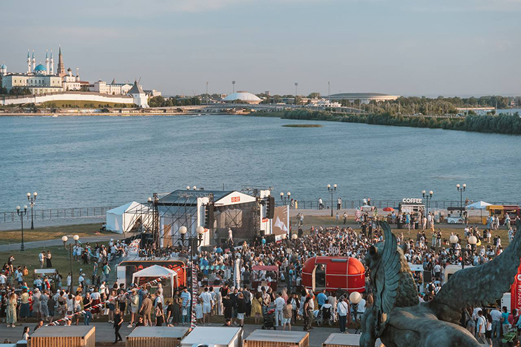 «Прошлым летом по заказу госкомитета Татарстана по туризму оборудовали большую сцену у «Чаши» &mdash; на гастрофестивале «Вкусная Казань», отвечали вместе с коллегами по индустрии за праздничную атмосферу на «Ночном велофесте», Казанском марафоне, Volga Fashion Week»