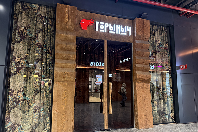 На входе &mdash; двери с массивными фактурными деревянными ручками, сразу за ними надо пробраться через гобелен (если он там висит в целях шумоизоляции, то это не работает)