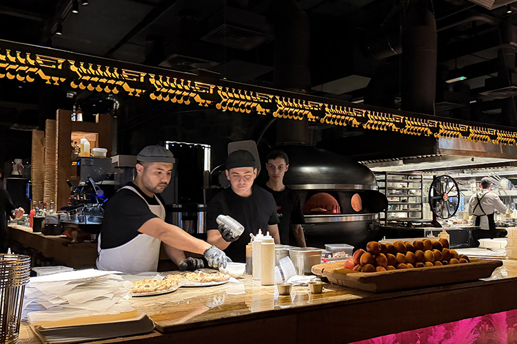 Есть большой «Казанский завтрак» за 3 тыс. рублей, где приносят чуть ли не половину утреннего меню. С 23:30 действует ночное меню &mdash; для тех, кто решил, что в час ночи самое время для рибая