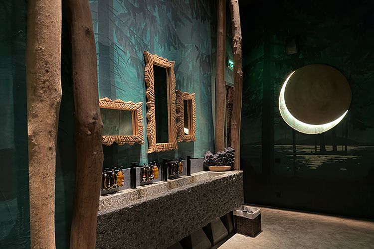 Уборная &mdash; это выход на опушку с озером, бликующим в свете месяца