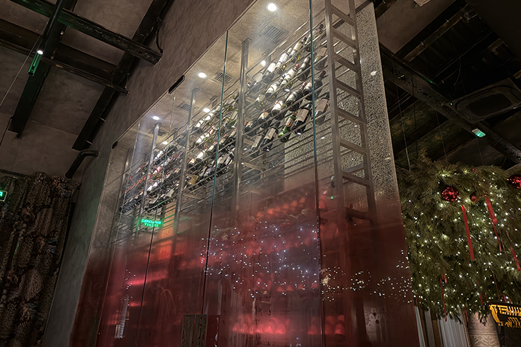 Винный шкаф на много метров в высоту содержит примерно все &mdash; от бокала красного чилийского вина за 690 рублей до бутылки шампанского Dom Perignon 2012 года за 88 тысяч