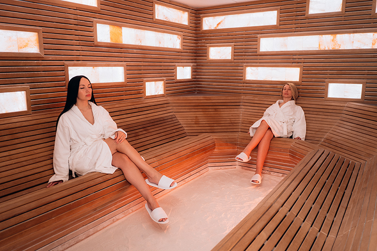 Широкий спектр процедур: массаж, грязелечение, ингаляции, физиотерапия, водные процедуры, галотерапия (соляная комната)