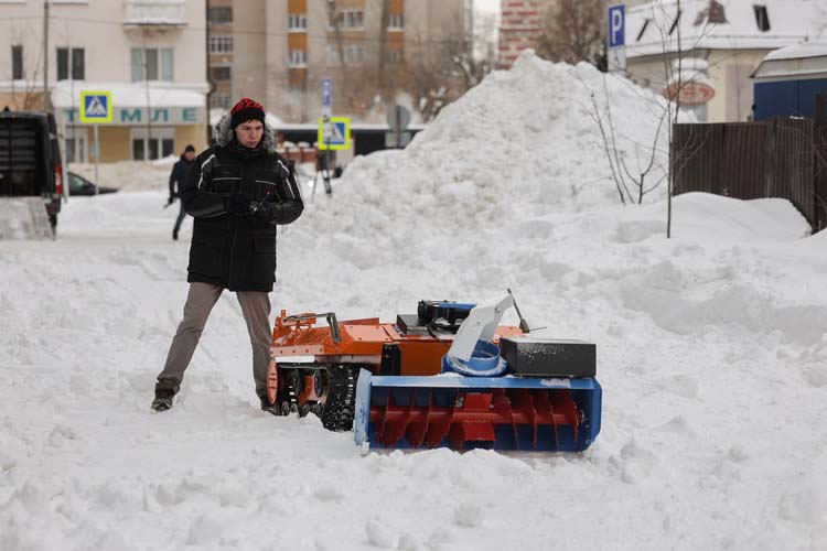 Снега на улицу вывалили слишком много, и к тому же его слишком качественно утрамбовали, потому о полноценной уборке речи сегодня не шло, но демонстрация удалась