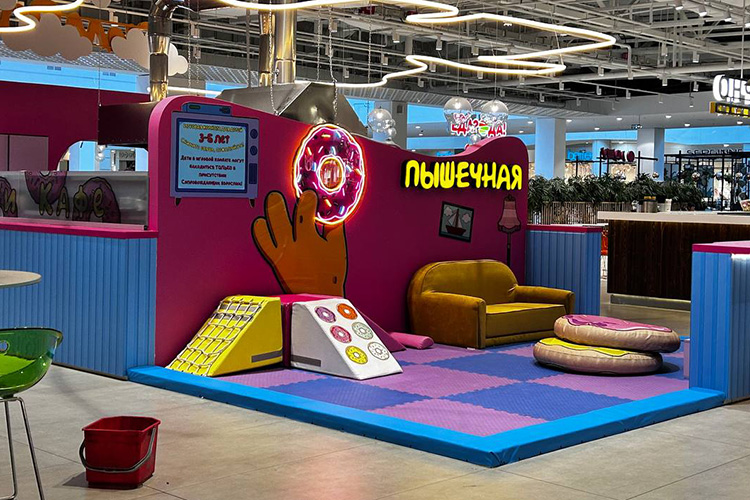 На фудкорте в начале декабря открылась пышечная «Симпончик» и Carmelo Coffee