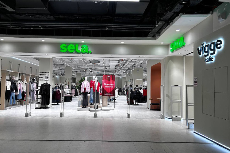 В начале года здесь открылся магазин Sela с кофейней Vigge cafe (названо в честь маскота бренда Вигге). Эксперимент с открытием кафе прямо в торговой точке ретейлер запустил еще в 2024 году в Москве