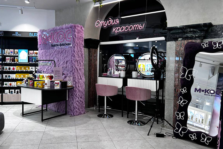 В магазине есть селфи-зона и мейкап-студия. В парфюм-баре можно встретить и простенькие духи из ассортимента «обычного» «Магнит косметик» и премиальные нишевые ароматы за 35-47 тыс. рублей