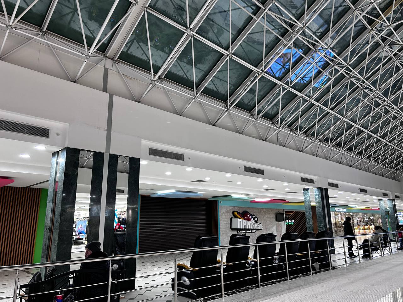 Безрадостным кажется и самый развлекательный этаж ТЦ