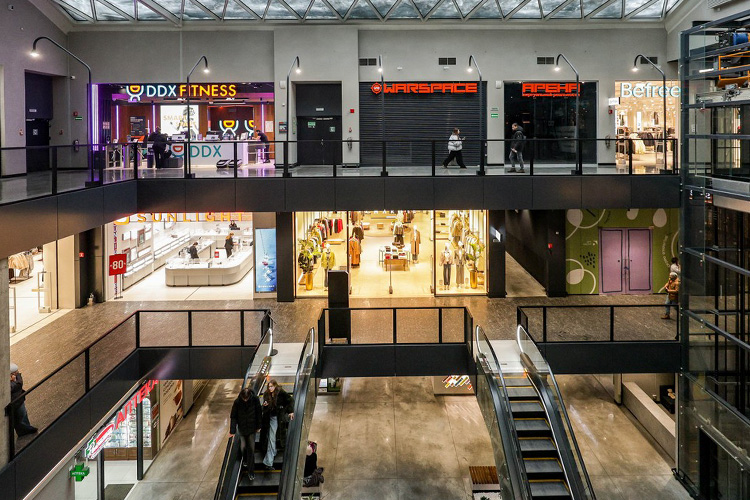 На втором этаже до сих пор не нашли замену арене виртуальной реальности War Space и даже не убрали вывеску