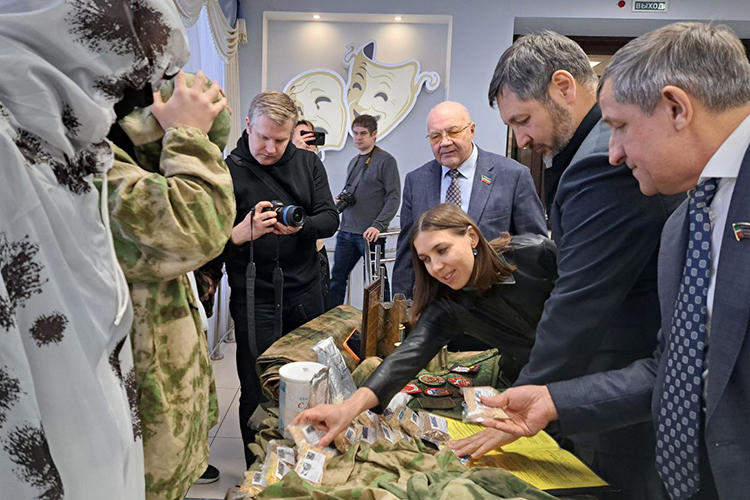 На выставке внимание министра привлекли в том числе упаковки сухих супов на стенде, посвященном СВО