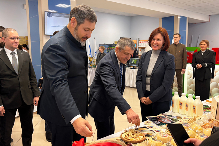 Ярмарка достижений, которая началась на предприятиях, продолжилась в холле местного ДК