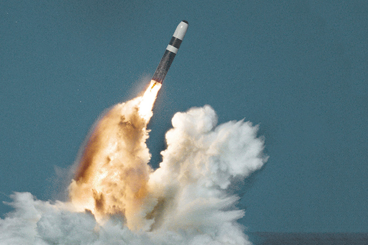 «В рамках биполярного мира США суммируют ядерные потенциалы России и Китая. Поскольку Поднебесная очень быстро наращивает ядерное вооружение, количество ядерных боеголовок, значимых шансов на двусторонние переговоры России и Штатов не было»