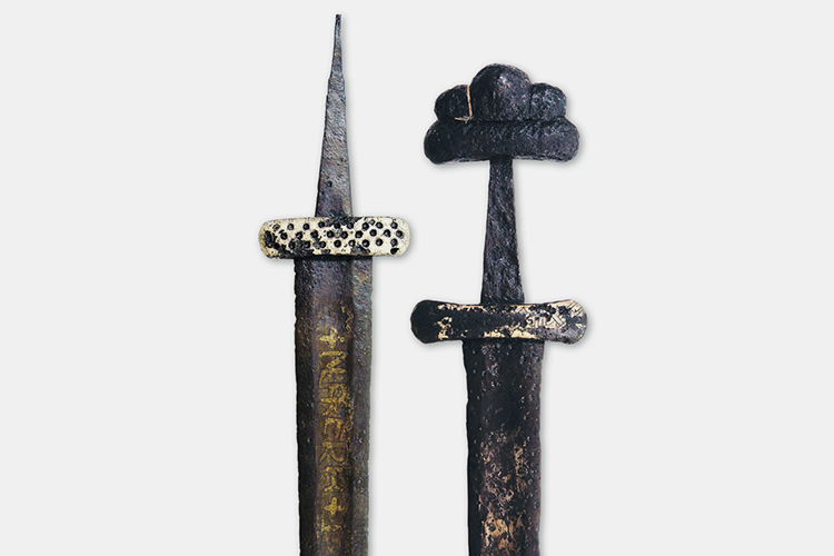 Долгое время мечи стояли в углу большого хранилища находок, среди другого оружия и не вызывали никакого интереса