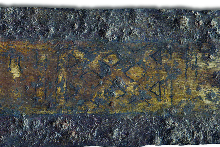 Выявление надписей на мечах требовало знания производственных секретов древних мастеров, проникновения в их святыни, хранимые и передававшиеся из поколения в поколение тайны