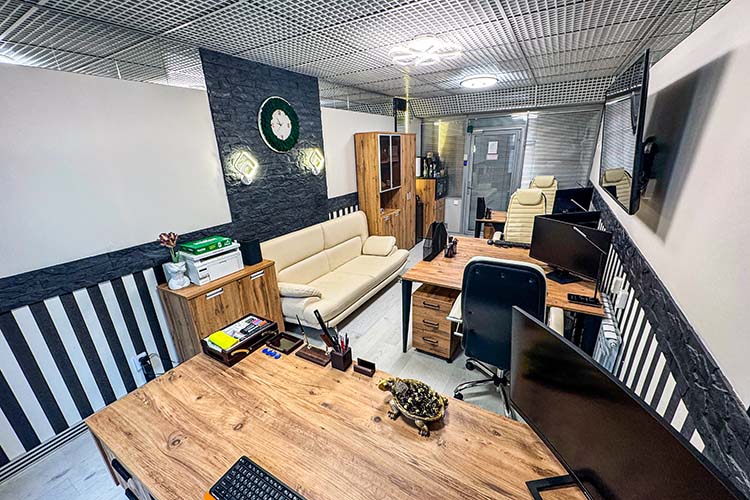 У каждого пространства &mdash; индивидуальный дизайн, есть офисы с натуральными слэбами, камином, итальянской мебелью