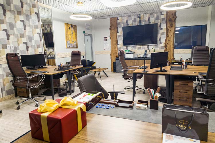 Все офисы укомплектованы техникой (холодильники, кофемашины, кулеры, умные колонки, МФУ, телевизоры, даже компьютеры, если необходимо) и мебелью