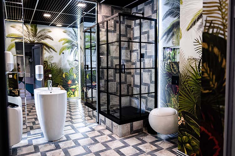 На каждом этаже 5-6 индивидуальных санузлов, из которых один с душевой