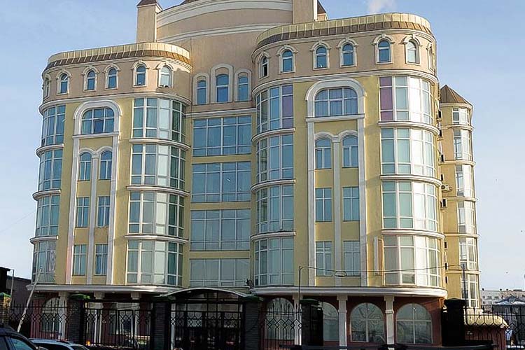 Бизнес-центр «Мастер» работает с 2005 года. Это семиэтажное здание на первой линии ул. Г. Камала. Внутри &mdash; 150 офисов площадью от 15 до 3 тыс. квадратных метров, четыре лифта, собственная столовая