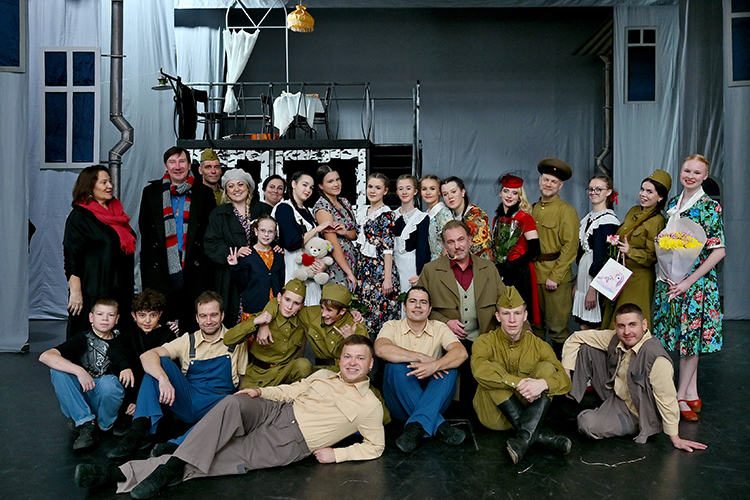 «Артисты от спектакля к спектаклю растут и приобретают профессиональные качества, особенно универсальность &mdash; умение говорить, петь, танцевать, двигаться на сцене»