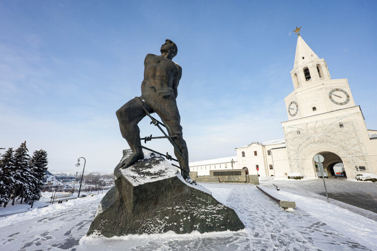 Памятник у Казанского кремля, на котором Джалиль с гордо поднятой головой рвет за спиной колючую проволоку, &mdash; это настоящее произведение искусства и визитная карточка Казани