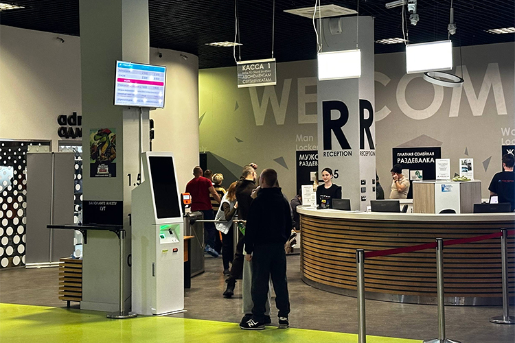 Первым делом корреспондент отправился к аквапарку «Аквазаврия». Около 5 часов вечера здесь было малолюдно. В гардеробе аквапарка висело всего курток 30, фуд-корты пустовали. Но справедливости ради отметим, что это был вторник &mdash; к выходным гостей всяко больше