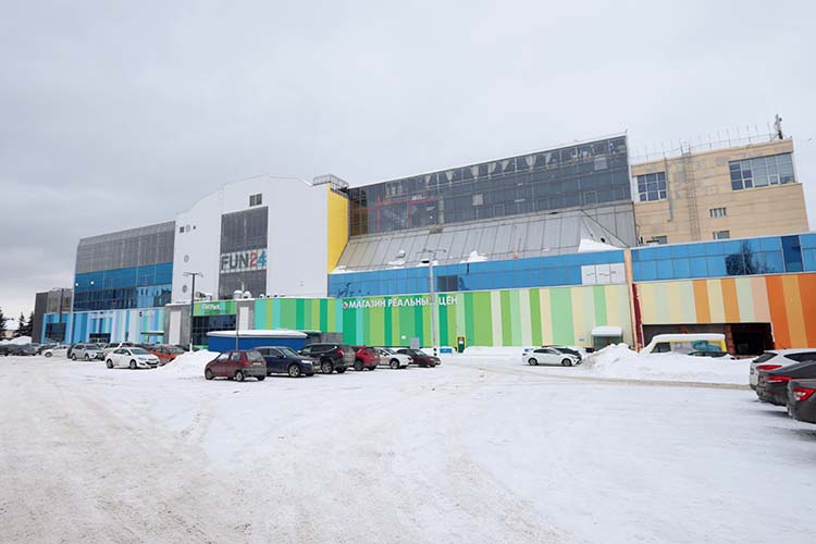 В выходные и праздничные дни вход в «Аквазаврию» на три часа для взрослых стоит 2,1 тыс. рублей, а для детей &mdash; 1,7 тысячи. В «Ривьере» минимальное предложение следующее: посетить аквапарк на два часа 23 февраля, в праздничный день, для взрослых обойдется в 2,4 тыс. рублей, а для детей &mdash; 2 тысячи